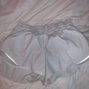 lululemon white hotty hot shorts 4”
